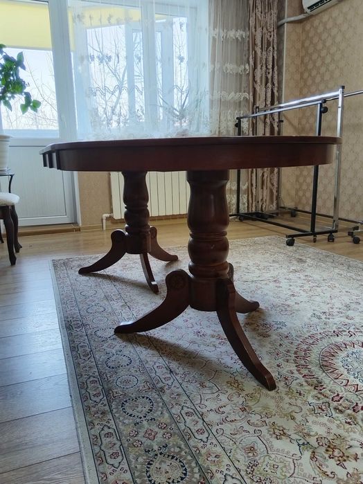 Продам Стол в гостиную