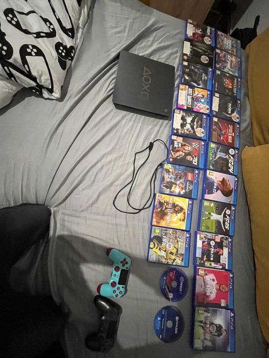 Vand PS4 cu 20 de jocuri incluse si 2 Controllere