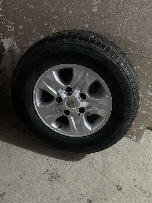 Покрышка на lexus lx 470 крузак 100 и.т.д.  Сборе
