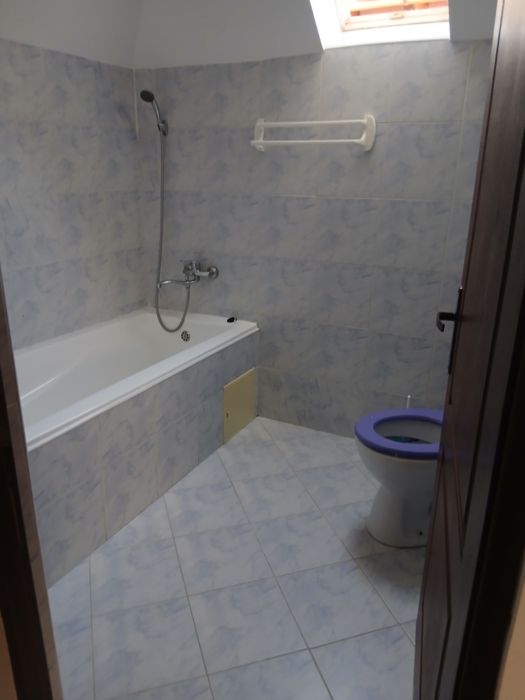 De închiriat.Casa cu etaj Sanpetru,3 camere.