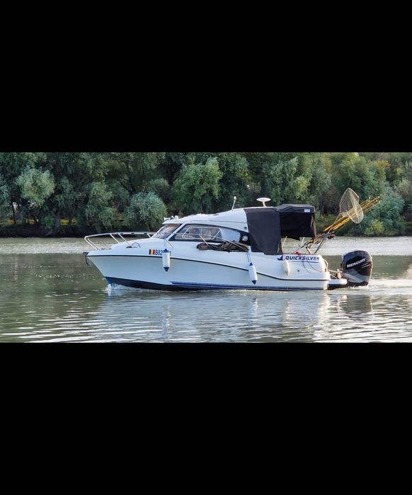 Ansamblu Quicksilver 640 Weekend cu motor Verado 225 cp si peridoc