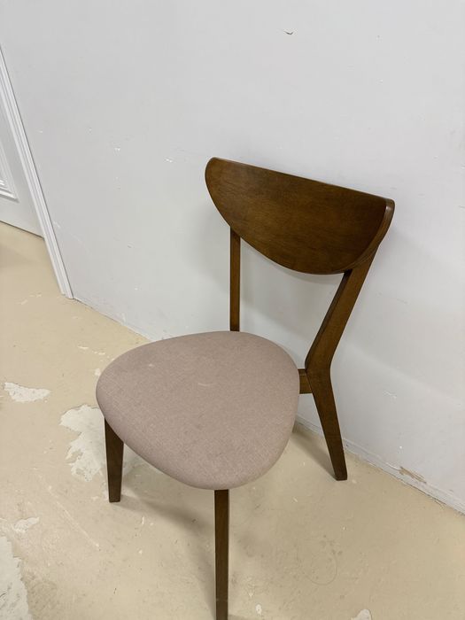 Стул в коричневом цвете