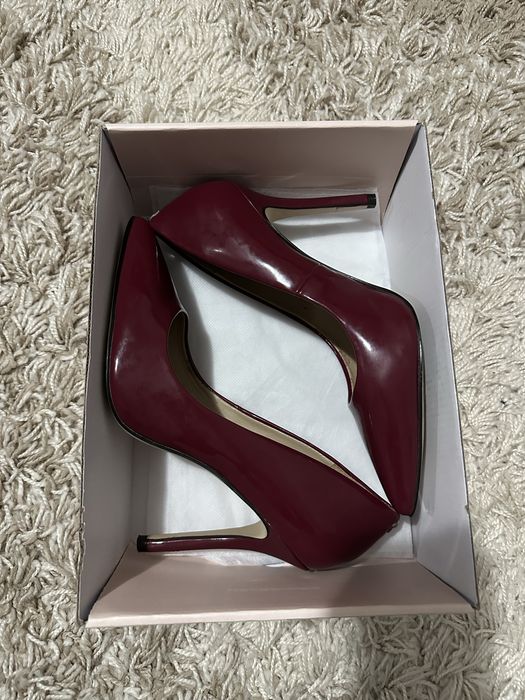 Обувки на ток Guess