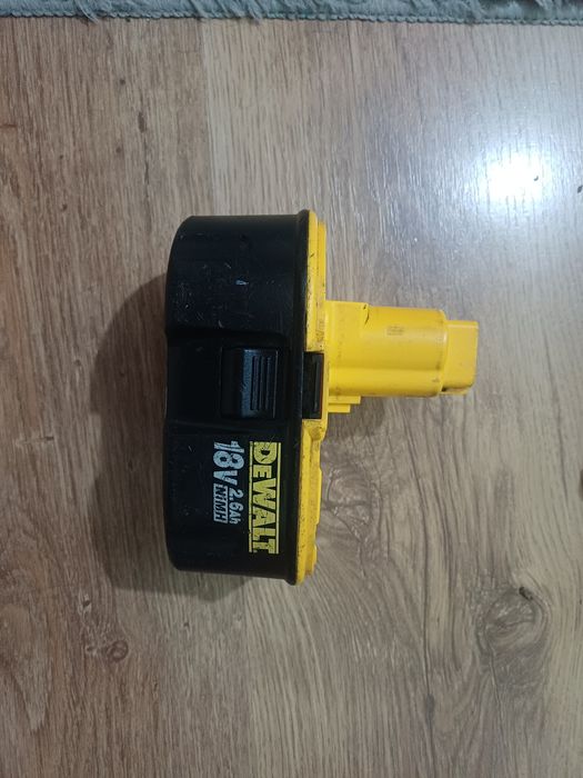 Baterie Dewalt 18v 2,6A cu celule li ion si placa BMS. Celulele au fos