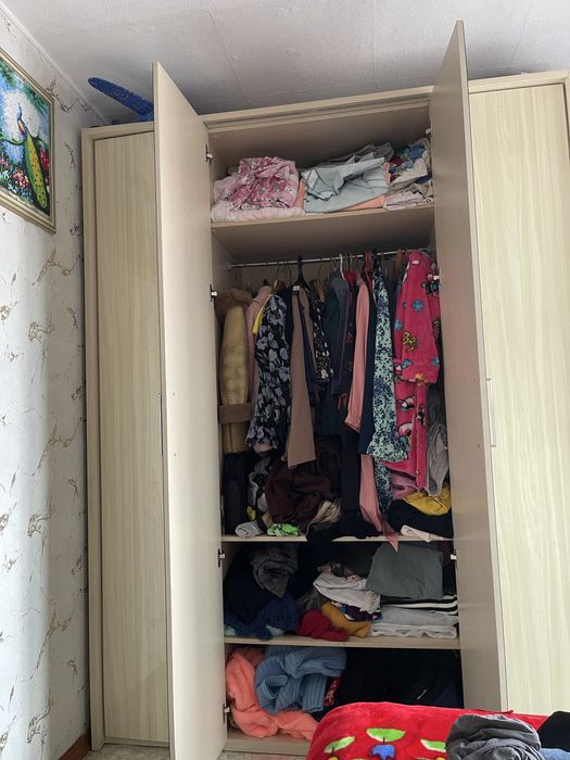 Шкаф с подсветкой вместительный