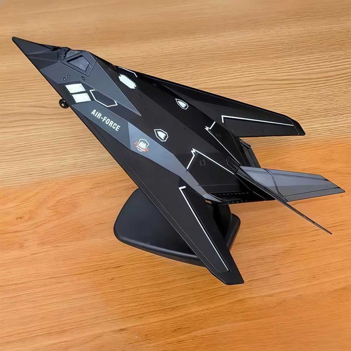 Macheta avion metalica F-117A Nighthawk Stealth scara 1:72 25cm