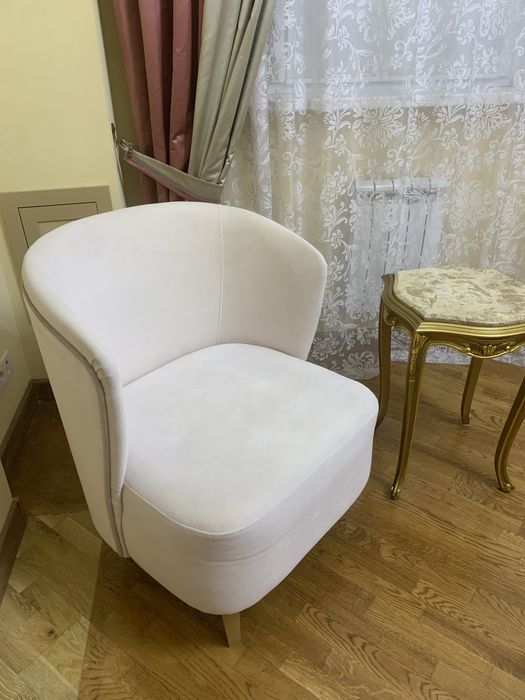 Кресло бежевая удобная.