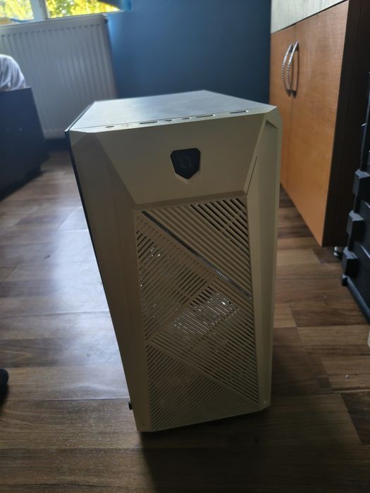 Vând carcasa PC AQIRYS Bellatrix pro,usb 3.0 fara sursa  iluminare rgb, alb