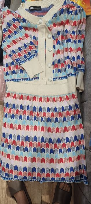 Костюмче тип missoniКостюмче в синьо.Малка Черна рокля