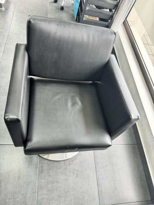 Черен фризьорски стол