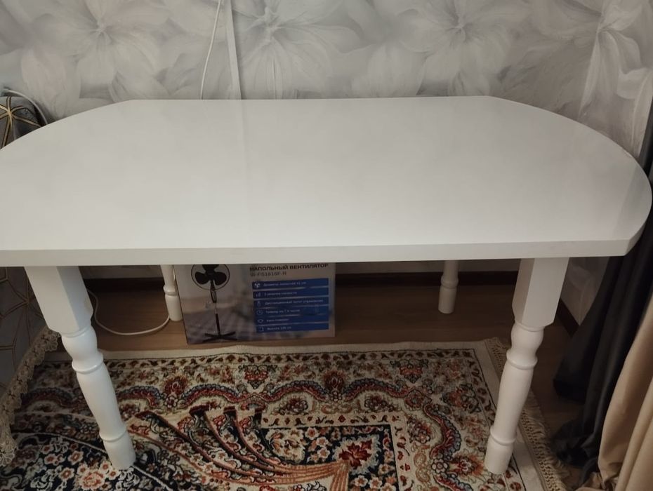 Продам стол в отличном состояний