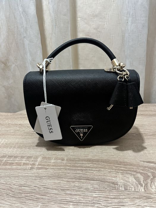 Розова/черна чанта на марката Guess