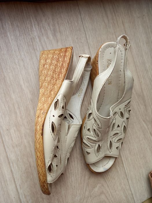 Босоножки на танкетке