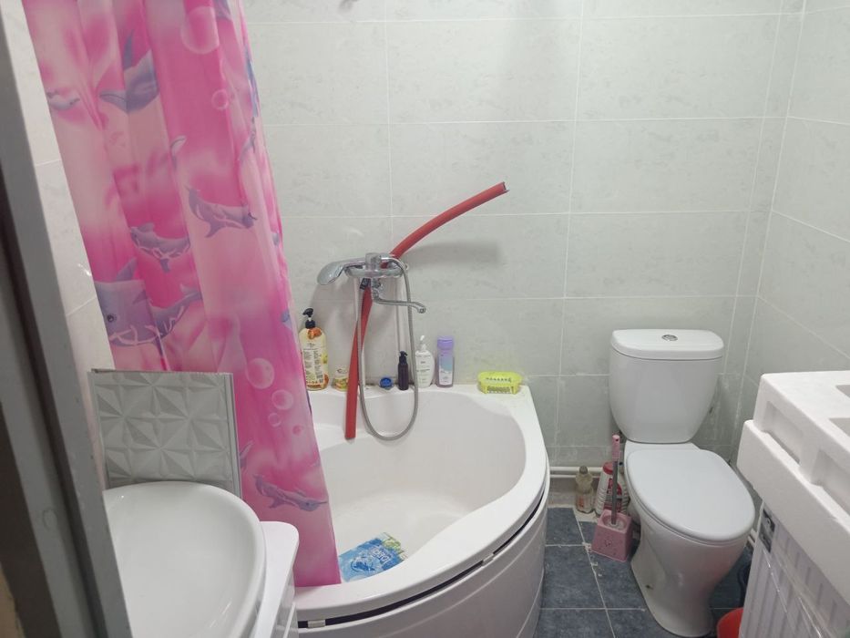 Сдаётся одна комната в двухкомнатной квартире.