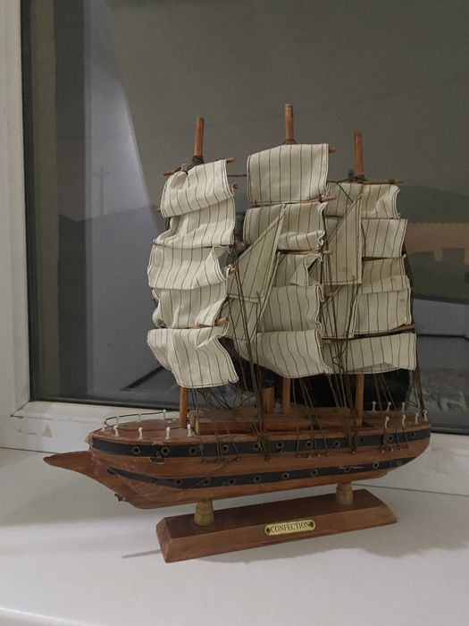 Сувенир қайық сатылады.