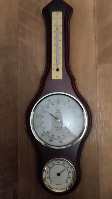 Продам барометр с гигрометром.