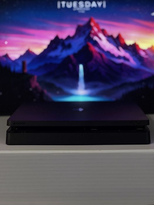 PS4 с двумя контролерами и играми