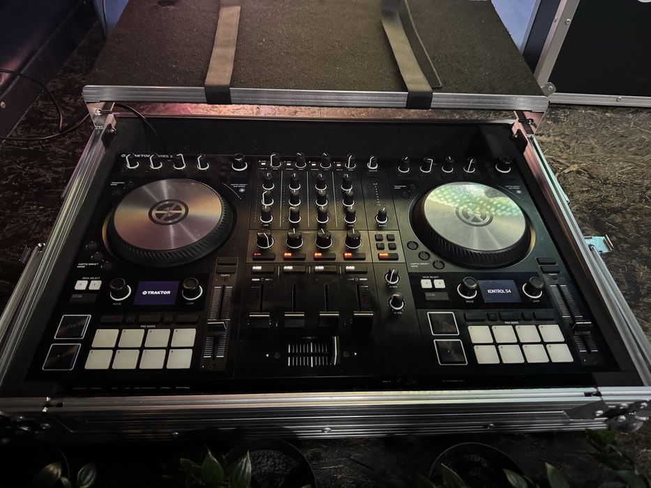 NI Traktor Kontrol S4 MK3  + case dedicat inclus in pret