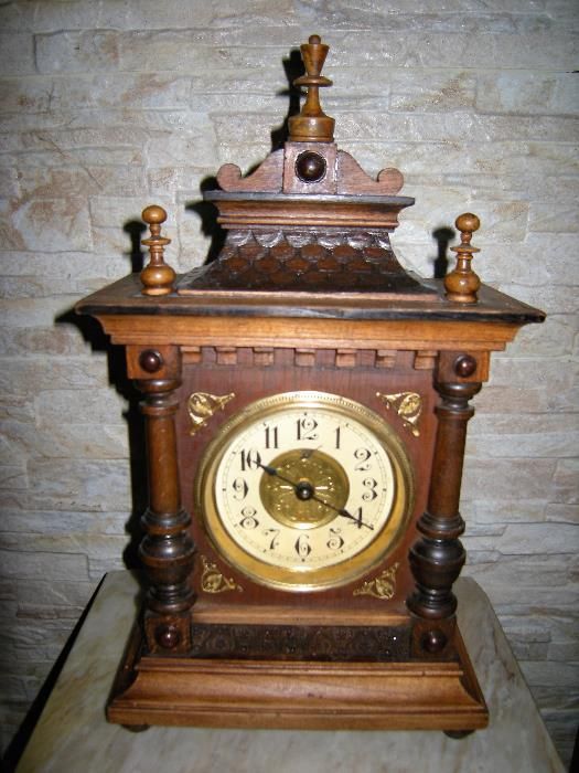 старинен настолен часовник с латерна
