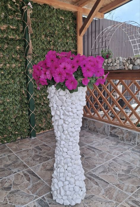 Suport decorativ din beton  pentru flori / ghiveci handmade cu pietre albe .