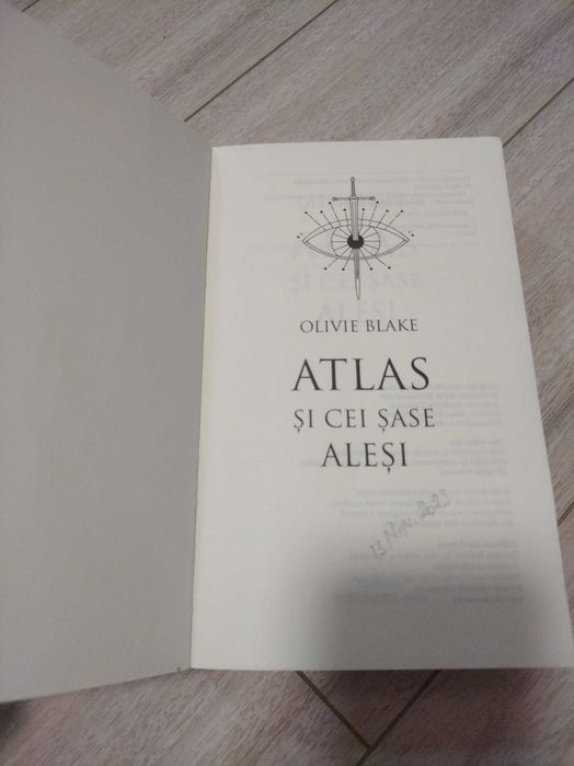 Cartea Atlas si cei sase alesi scrisa de Olivie Blake