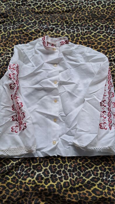 Народна носия с чисто нова риза и престилка