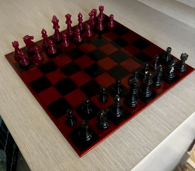 Шах от епоксидна смола (черно+червено) - 30х30 см
