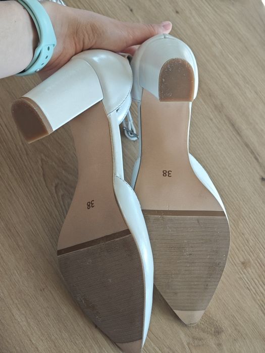 Pantofi albi cu toc