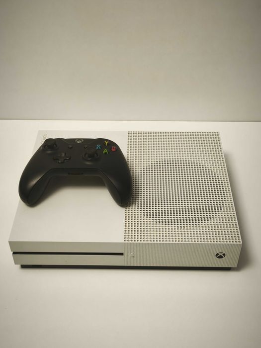 consola xbox one s 500gb cu o maneta si un joc