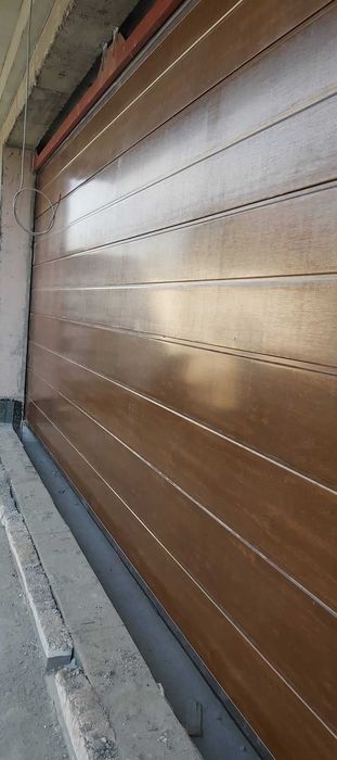 Vand Usa sectionala de garaj cu izolatie 2750L/2000 NUC sau Stejar Auriu
