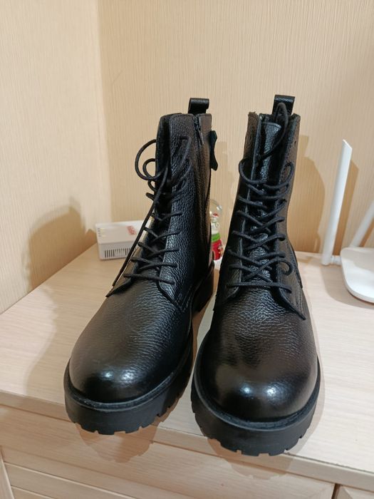 Продаются женские ботиночки.