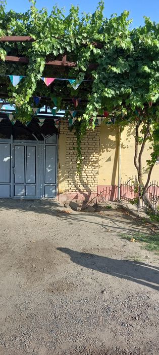 Romitan tumanidan 6 sotixli ikki qavatli Kotedj sotiladi.