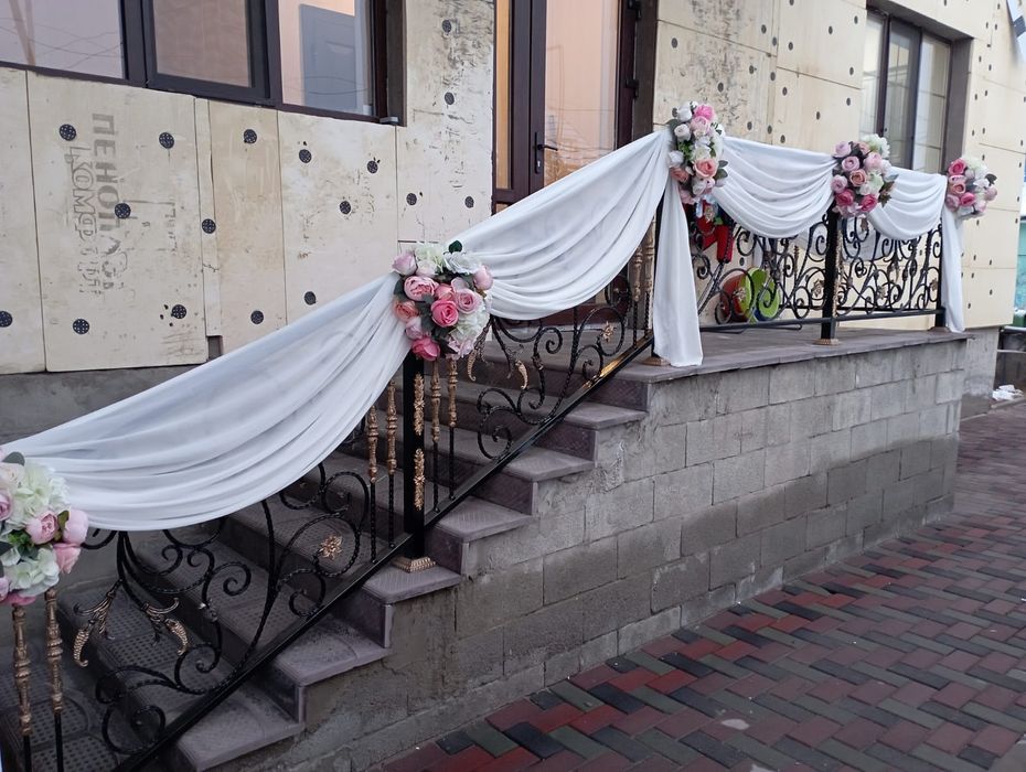 Оформление фотозоны пресс сцены баннеры арки из шаров цветов