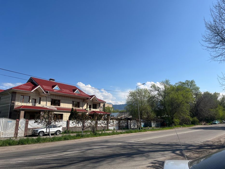 Продам два дома на одном делимом участке