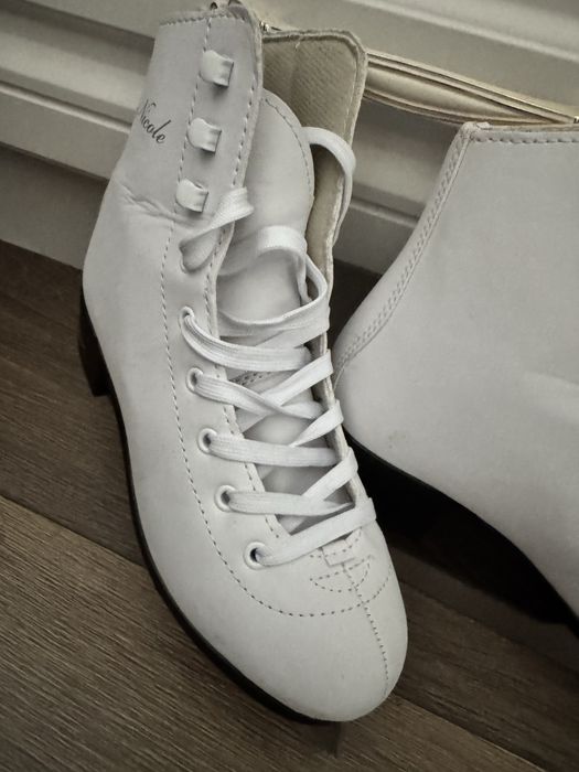 Продам коньки Nicole