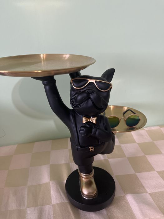 Декоративна фигура куче с поднос