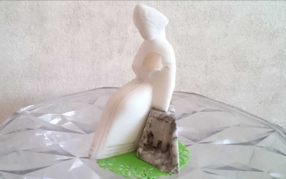 Фигурки из мрамора и хрусталя