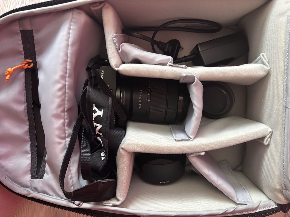 Sony A6400, obiectiv kit 18-135 mm + ghiozdan lowepro + card 128 GB