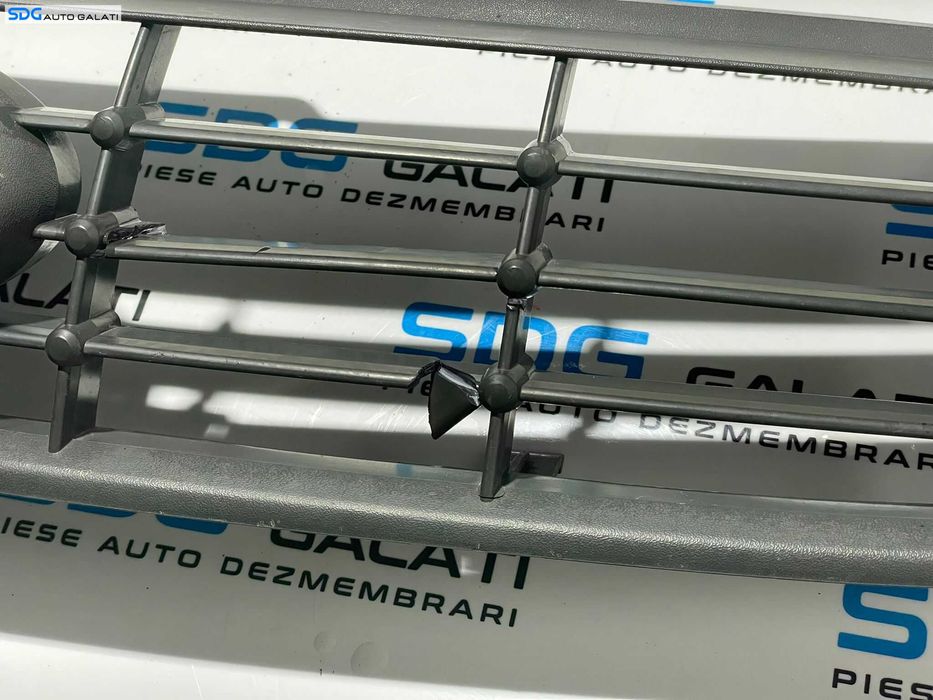 Grila cu Sigla Emblema Bara Spoiler Fata Ford Focus 2 FL Facelift 2007 - 2010 Cod 8M51-8200-BF [L2617] (Fisurata)