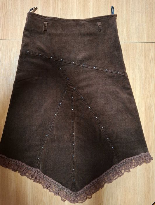 Fustă maro din reiat mărimea M cu broderie pe margini