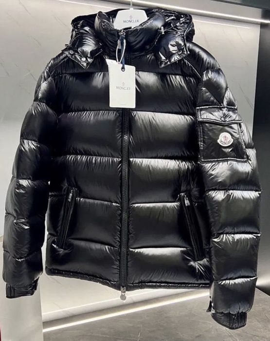 Продавам чисто ново яке Monclear