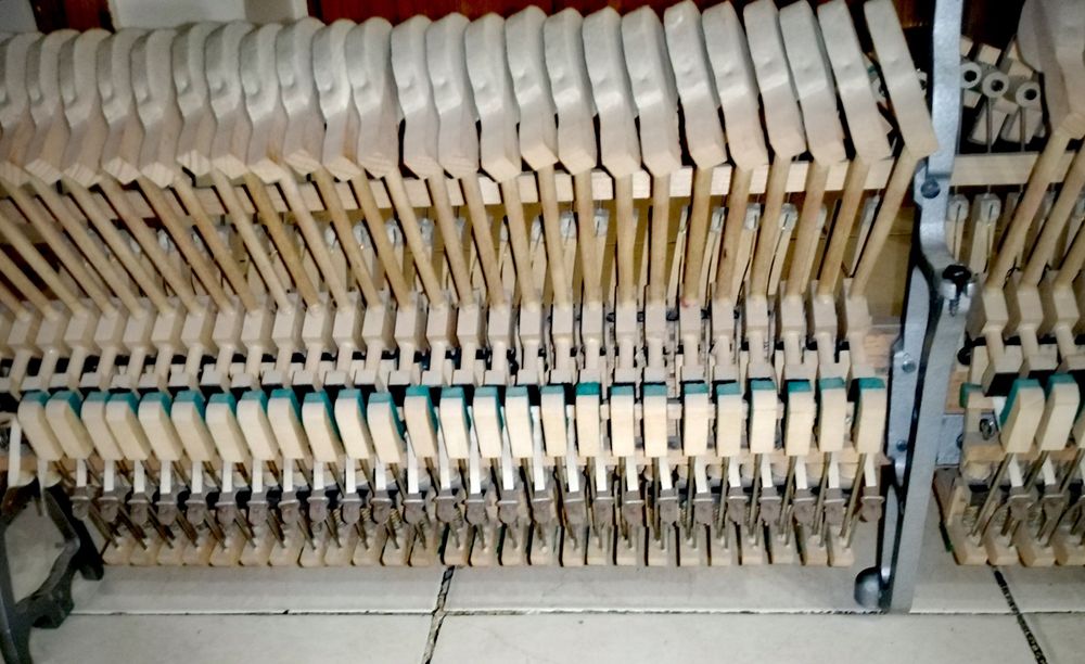 Продаётся пианино по запчастям.