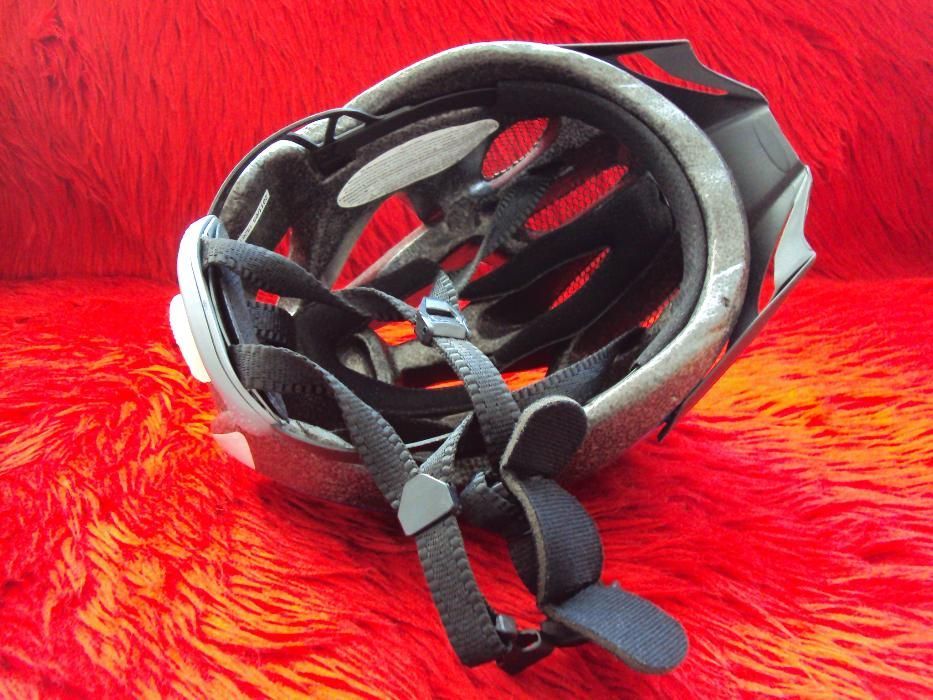 Велосипедна каска със сигнални лампички