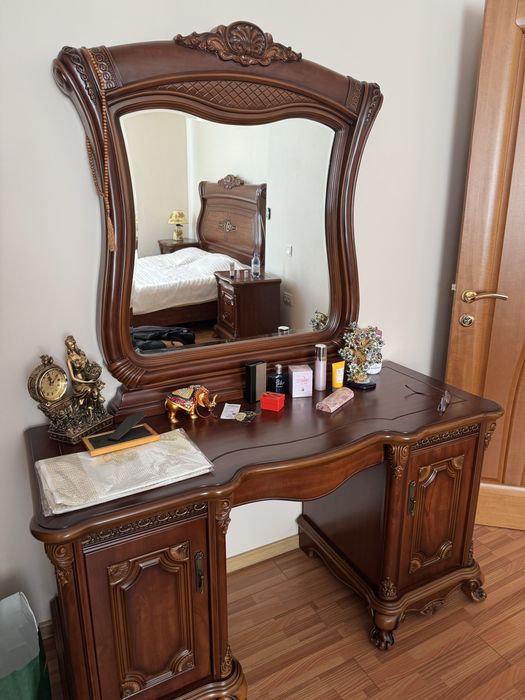 Стол стулья шкаф комод