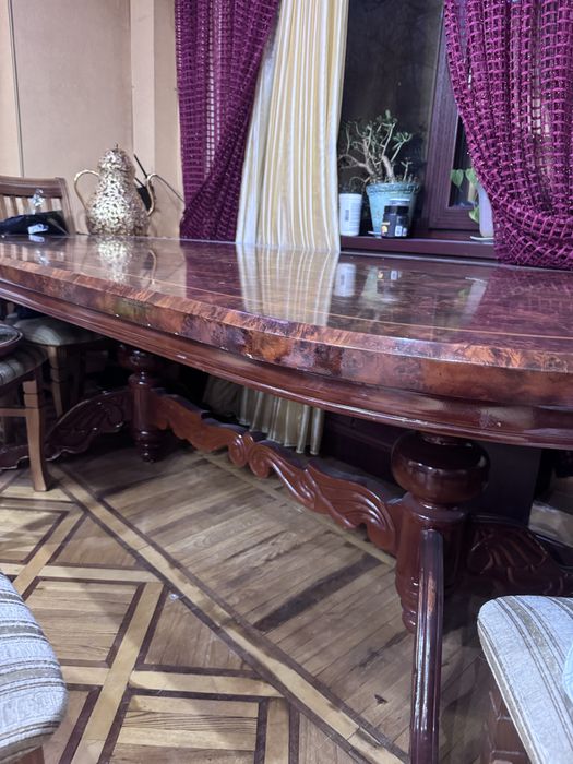 Продается стол большой со стульями