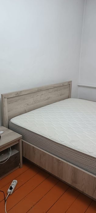 Двуспальная кровать с тумбами
