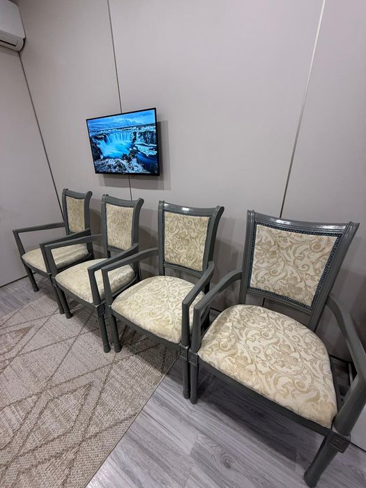 Стулья-кресла, натуральное дерево.