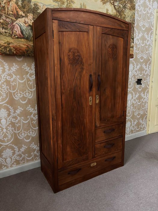 Реновиран гардероб, от масивно дърво