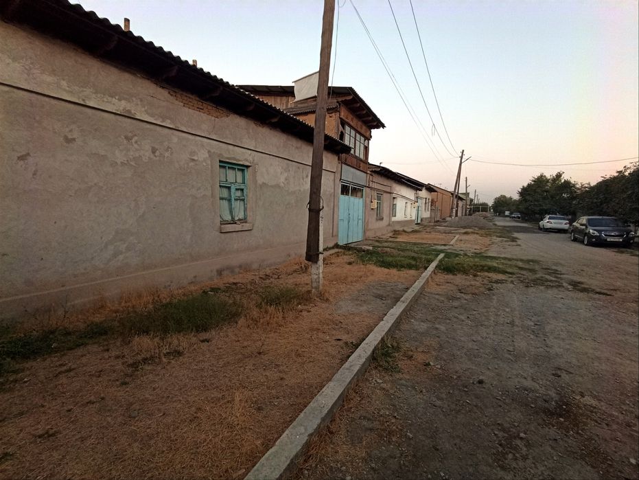 Уй сотилади. 8 соток. Сергели ва Янгихаёт га якин. Ор. Лайлак махал