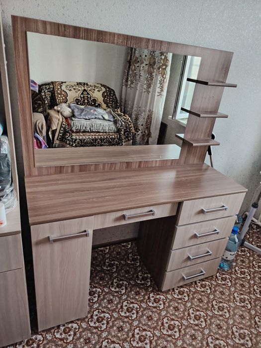 Продам дамский столик